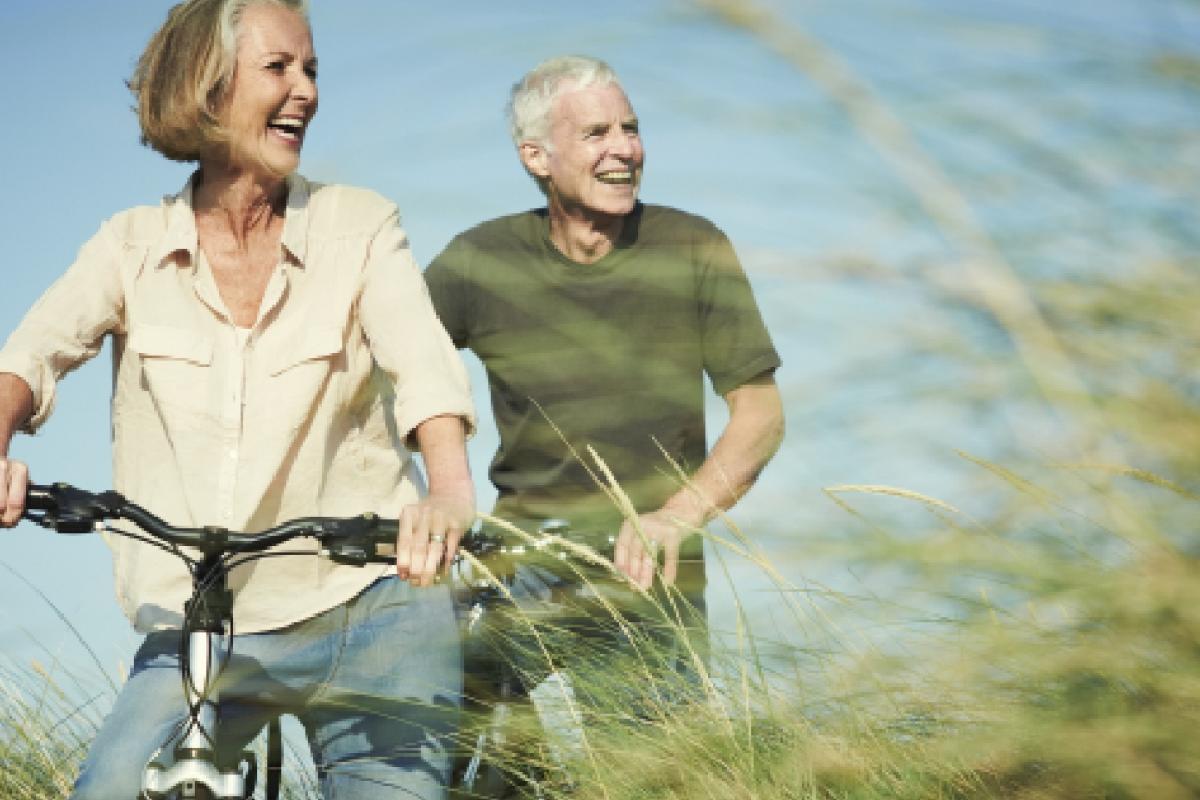 Dos jubilados en bicicleta