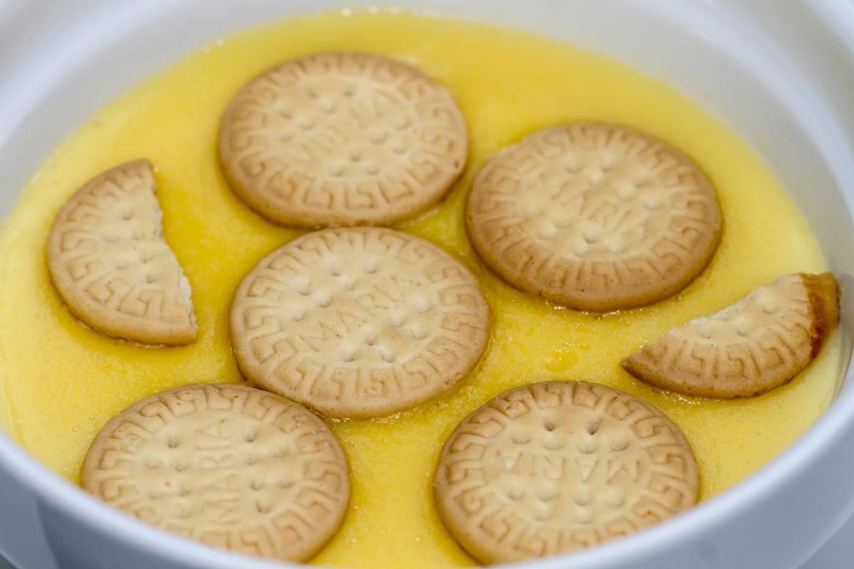 Las conocidas galletas María sobre unas natillas