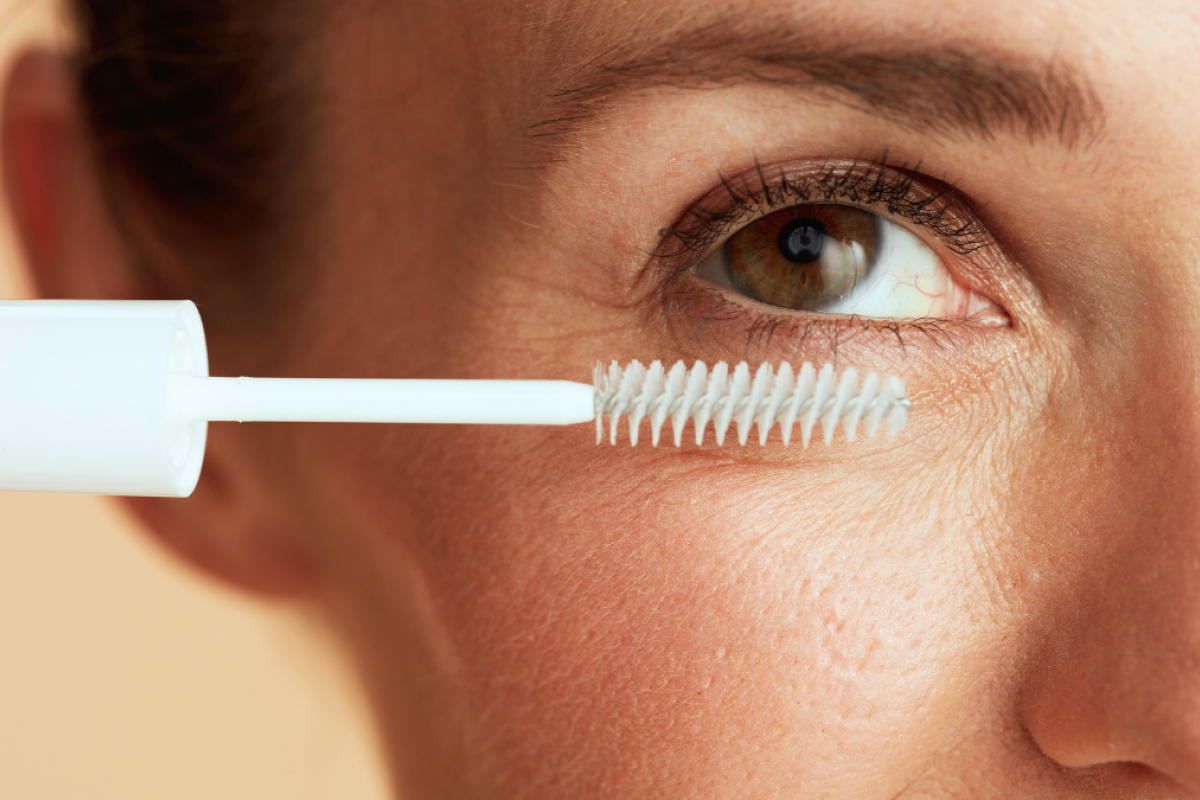 Consigue unas pestañas más fuertes y sanas con el sérum crecepestañas más vendido en Amazon