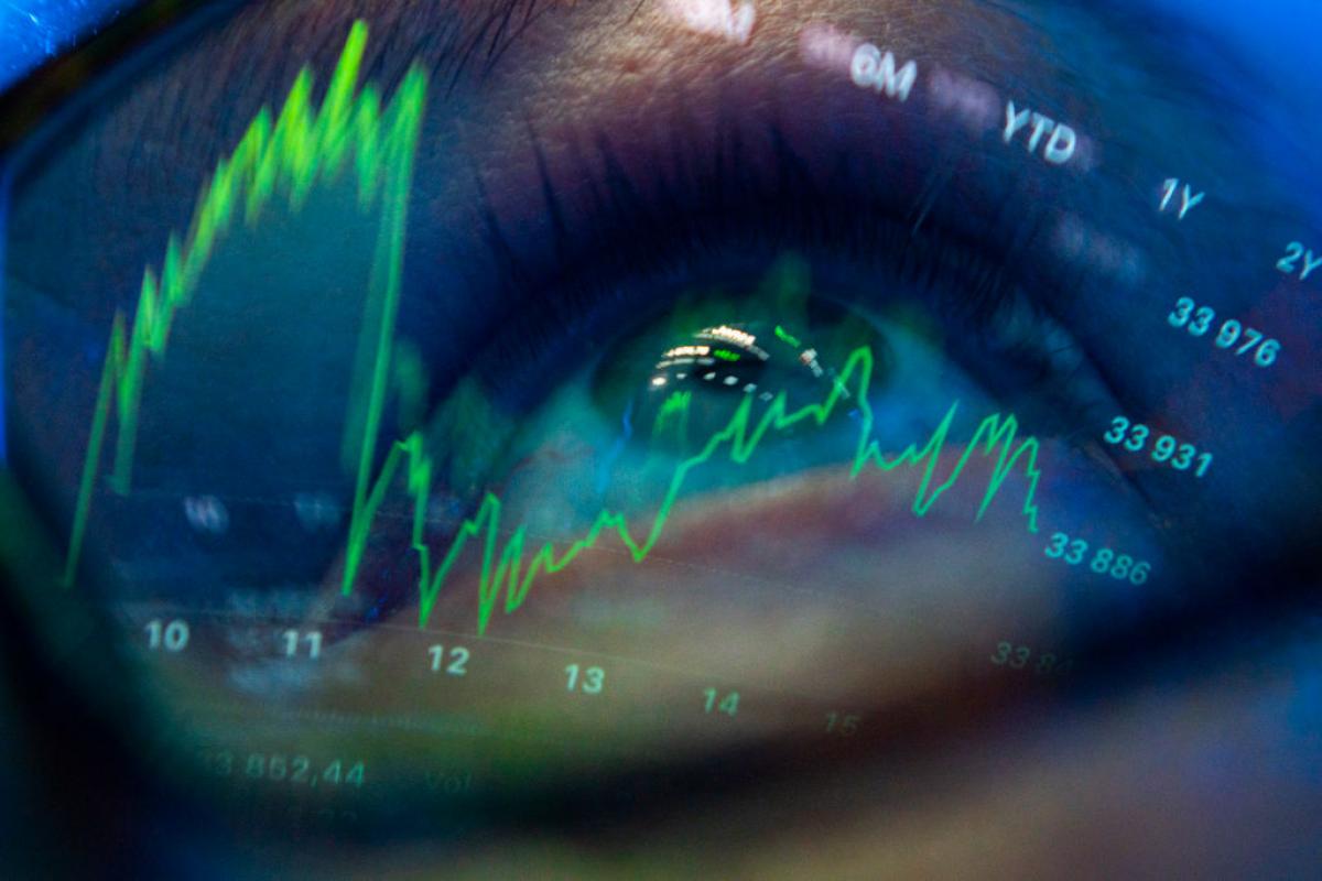 El Índice de Down Jones, reflejados en el ojo de una persona.