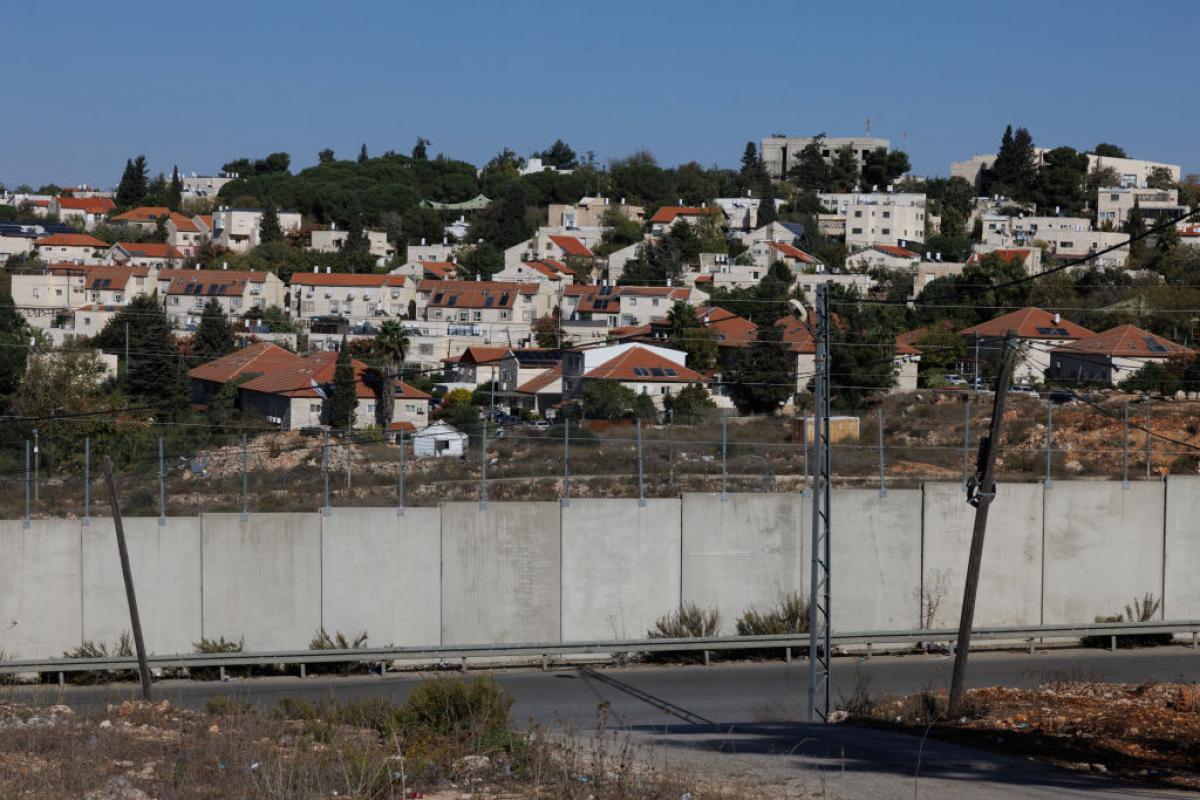 Un muro divide a las comunidades palestina e israelí en Cisjordania