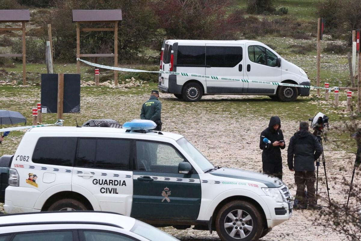 Dispositivo policial en la sierra de Urbasa en Navarar, donde el helicóptero de búsqueda ha localizado este martes en la sierra de Urbasa los cuerpos sin vida de dos varones desaparecidos desde el pasado viernes, ambos, un hombre J.J.A.F. de 54 años y el de su hijo de 7, a quien su madre, separada del progenitor hace unos dos años y medio, echó en falta al acudir ayer a recogerle a la ikastola y conocer que no se había presentado. En imagen el vehículo del progenitor custodiado por Guardia Civil.