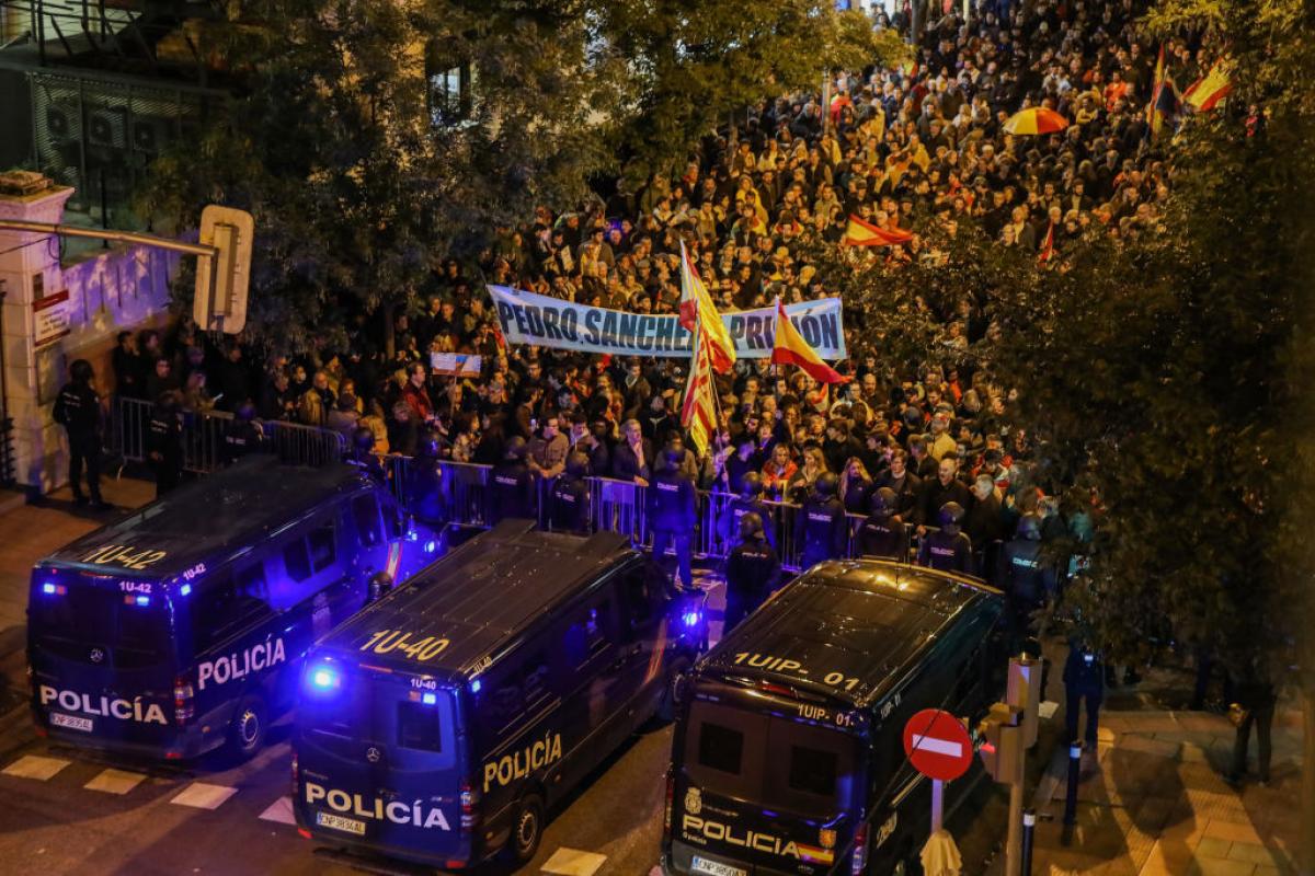 Manifestación masiva y blindaje policial frente a la sede del PSOE en Ferraz