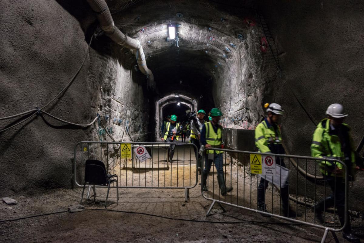 Trabajadores de Posiva Oy en la entrada de la cueva de Onkalo, Finlandia.