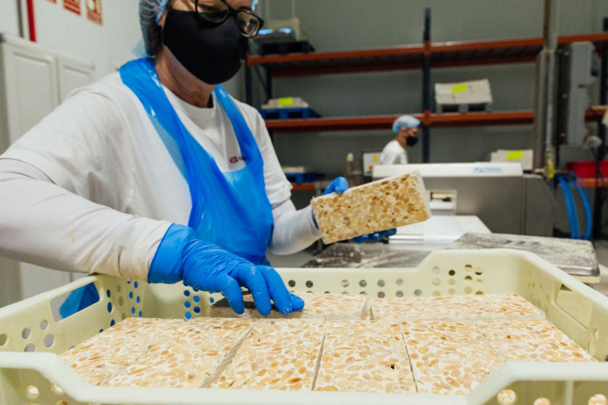 Trabajadores de una fábrica de turrón en el proceso de elaboración del dulce navideño.