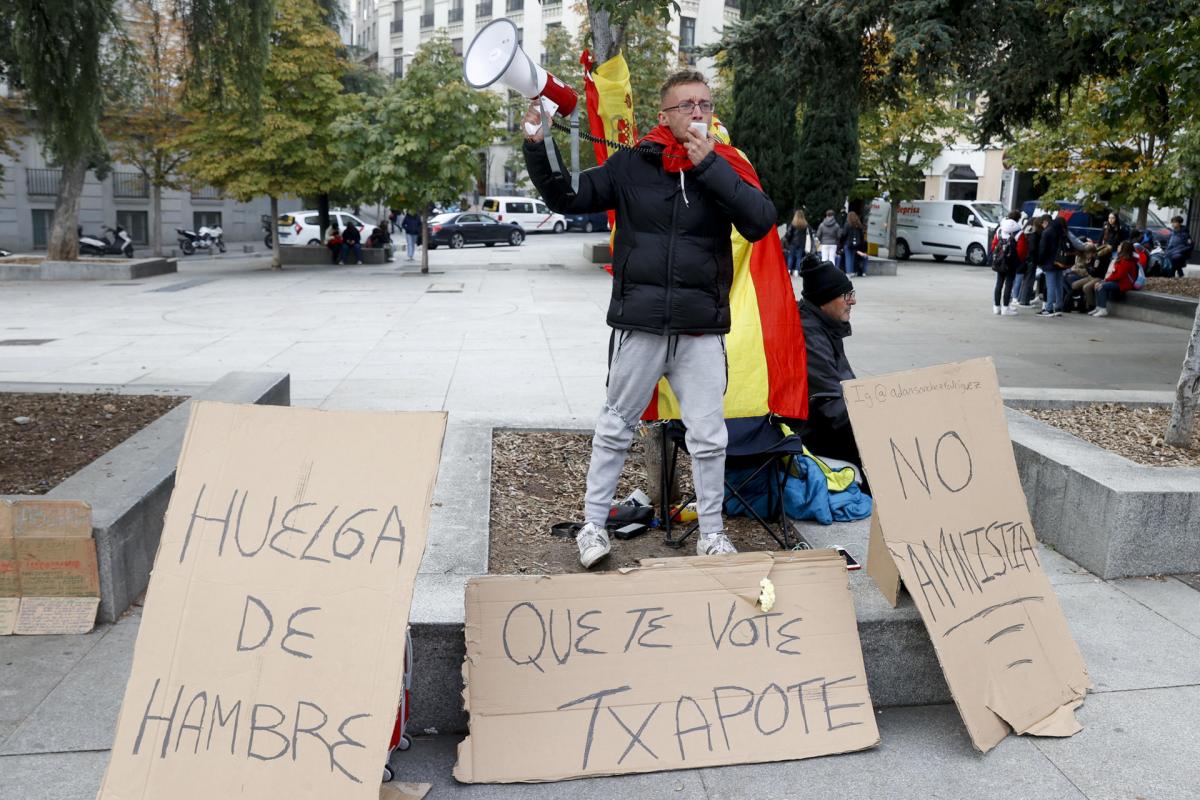 Un hombre de 28 años se ha encadenado a un árbol en la plaza de las Cortes, frente al Congreso, donde ha iniciado una huelga de hambre desde ayer en contra de la amnistía del procés porque asegura que contradice lo dicho por Pedro Sánchez en la campaña electoral.