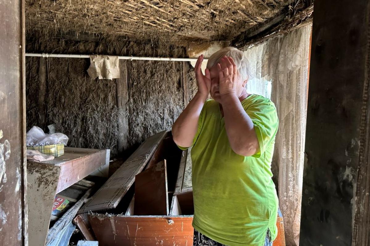 Una mujer destrozada al contemplar su casa en Jersón