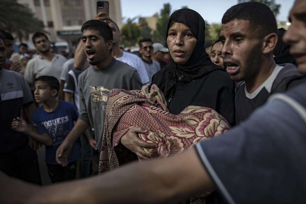 Una mujer palestina sostiene el cuerpo de su hijo muerto durante bombardeos israelíes sobre el campo de refugiados gazatí de Khan Younis.