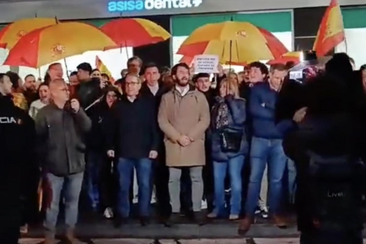 Juan García-Gallardo, en el centro, en las protestas contra la amnistía en Valladolid.