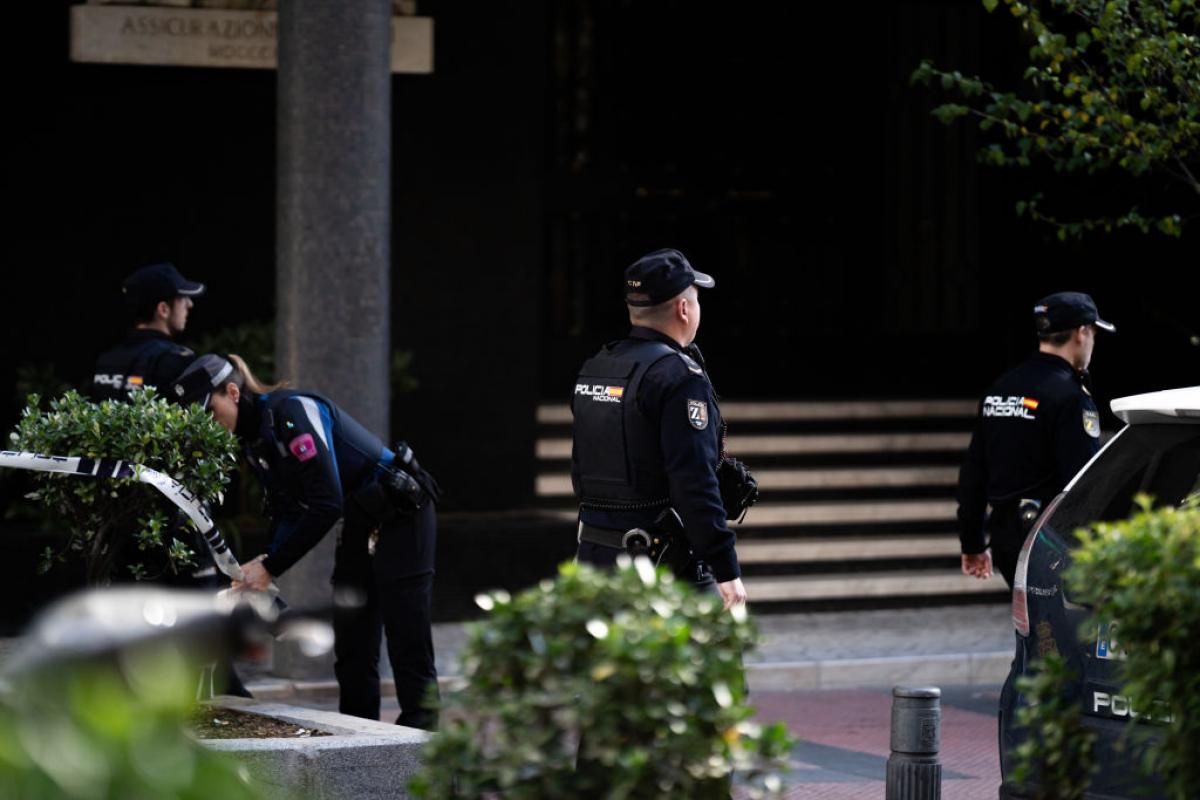 Policías investigan la escena tras el ataque a Vidal-Quadras