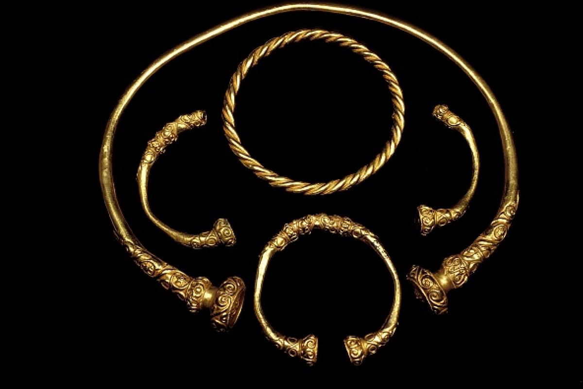 Imagen de archivo de varios torques célticos encontrados en Alemania.