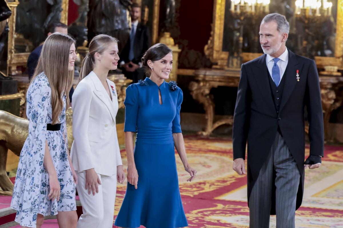 La infanta Sofía, la princesa Leonor y los reyes Felipe y Letizia, en el besamanos tras la jura de la Constitución de la heredera.