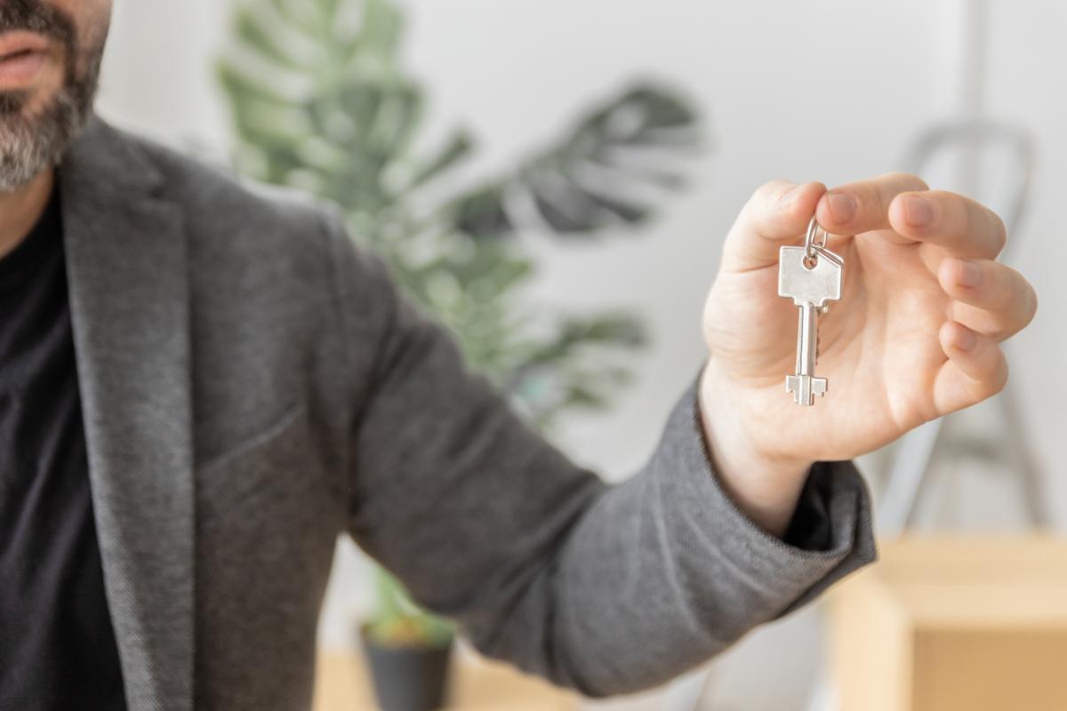 Un hombre con unas llaves en la mano.