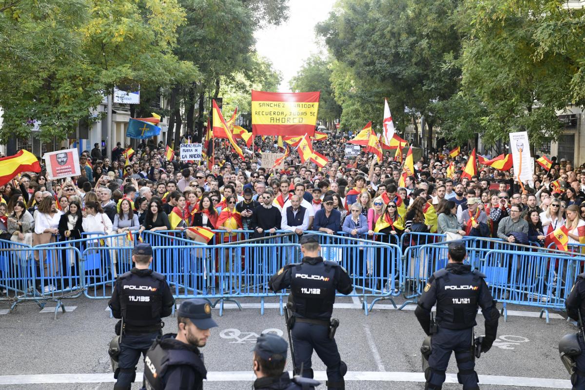 Concentración ante la sede del PSOE en la calle Ferraz en Madrid, para protestar en contra de la amnistía, este domingo
