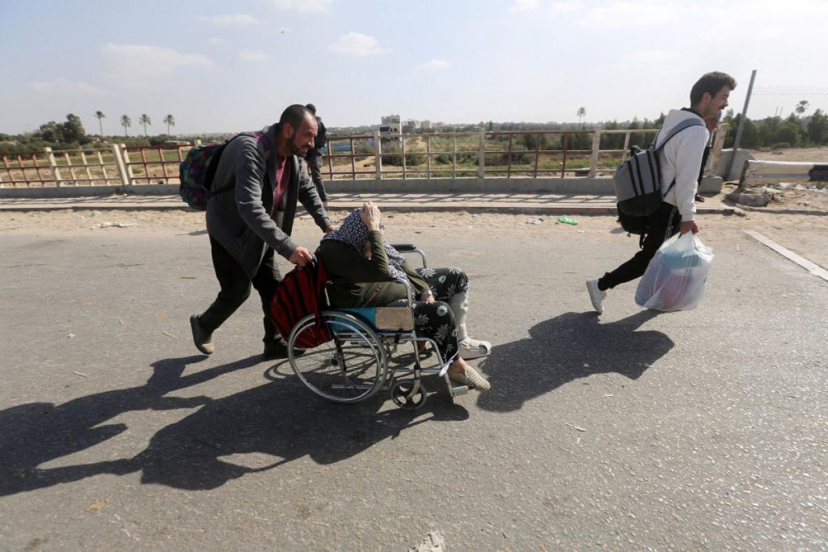 Personas huyendo de Gaza.