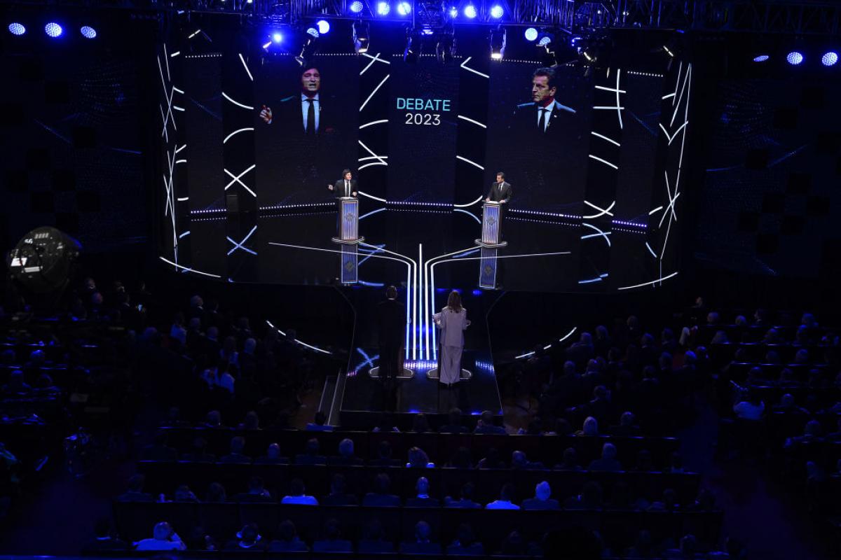 Los candidatos Javier Milei y Sergio Massa en el debate de las presidenciales en Argentina.