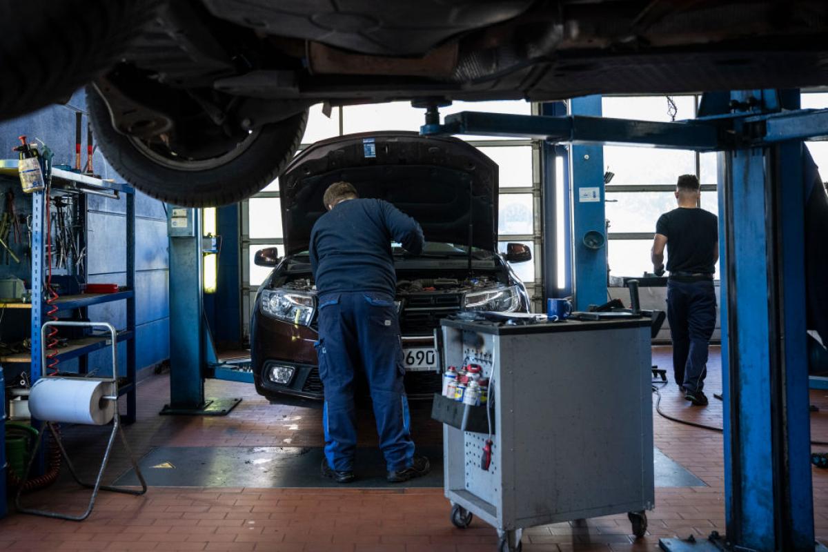 Trabajadores de un taller de reparación de vehículos.
