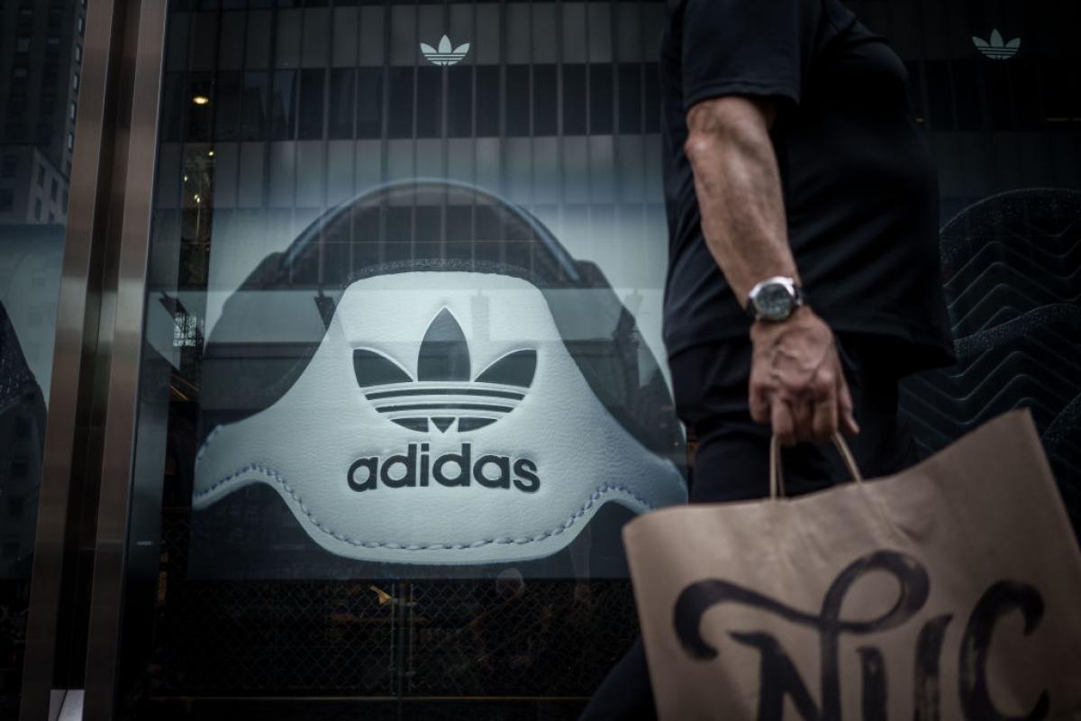 Una persona pasa por delante del escaparate de una tienda de Adidas en Nueva York.