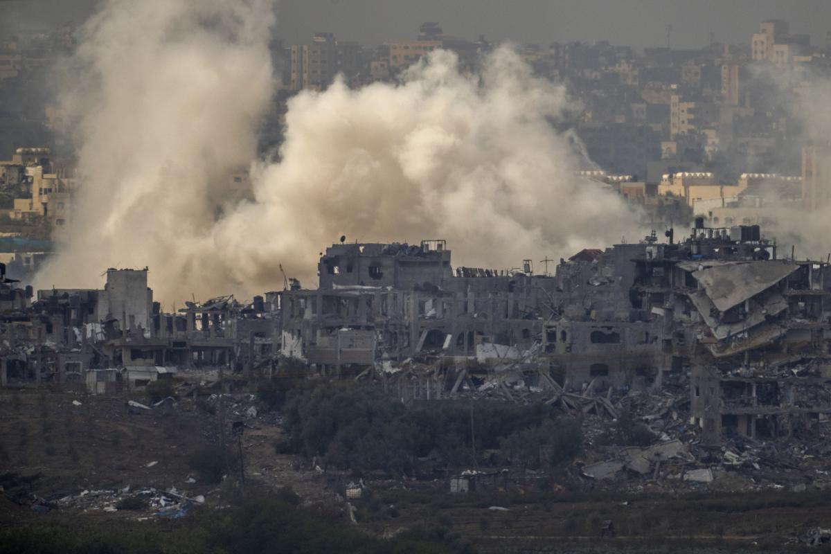 Columnas de humo sobre Gaza City.