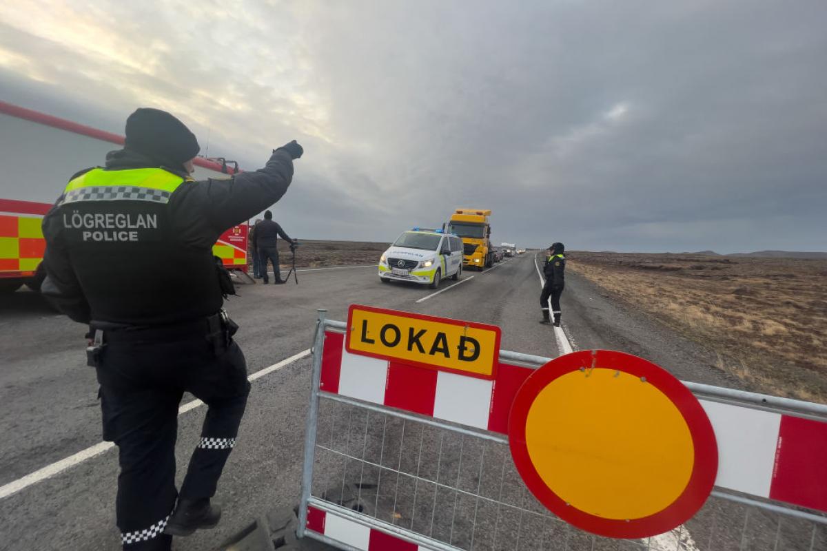 La policía dirige el tráfico fuera de la ciudad islandesa de Grindavík