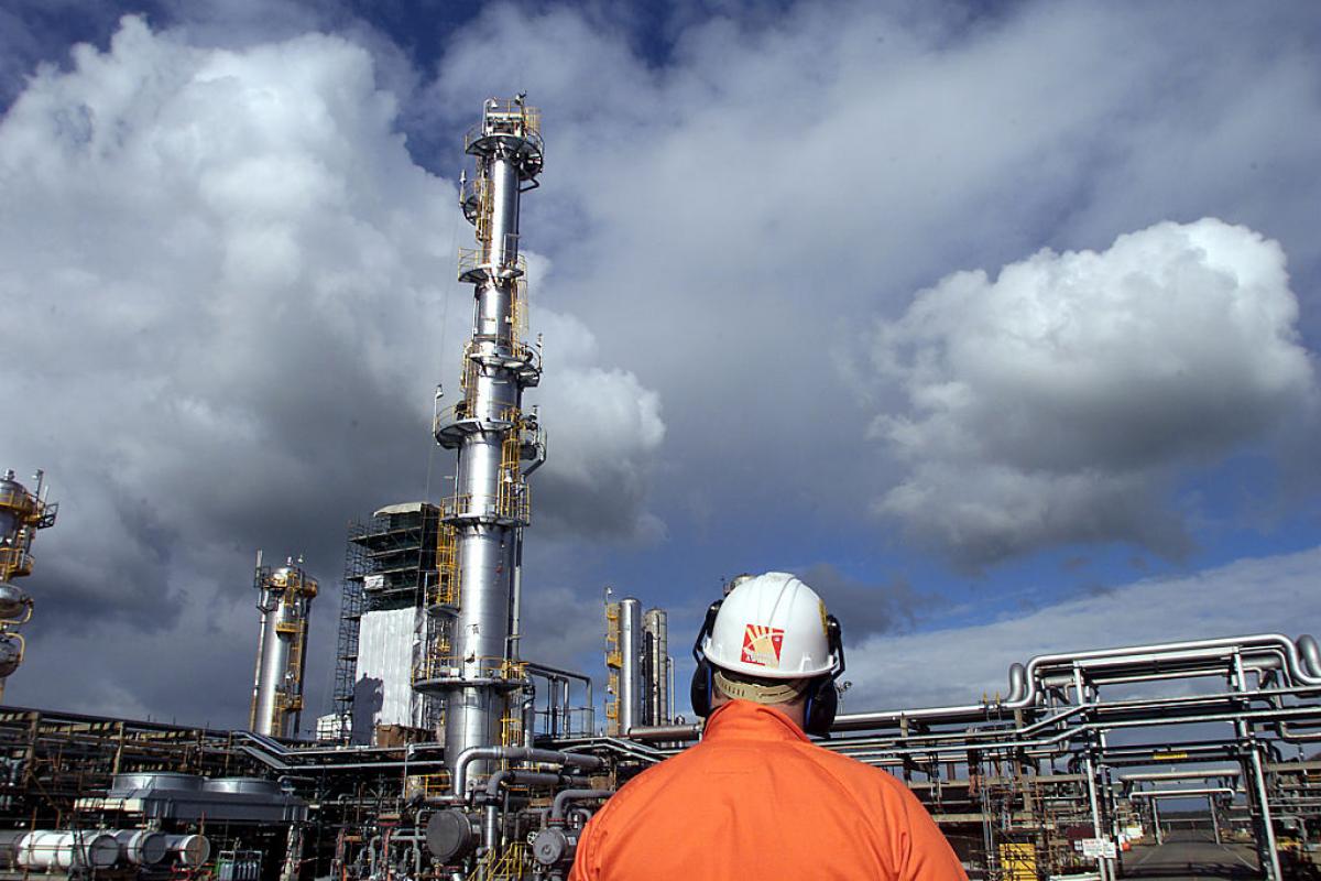 Un trabajador de ExxonMobil en una planta de gas de la compañía.