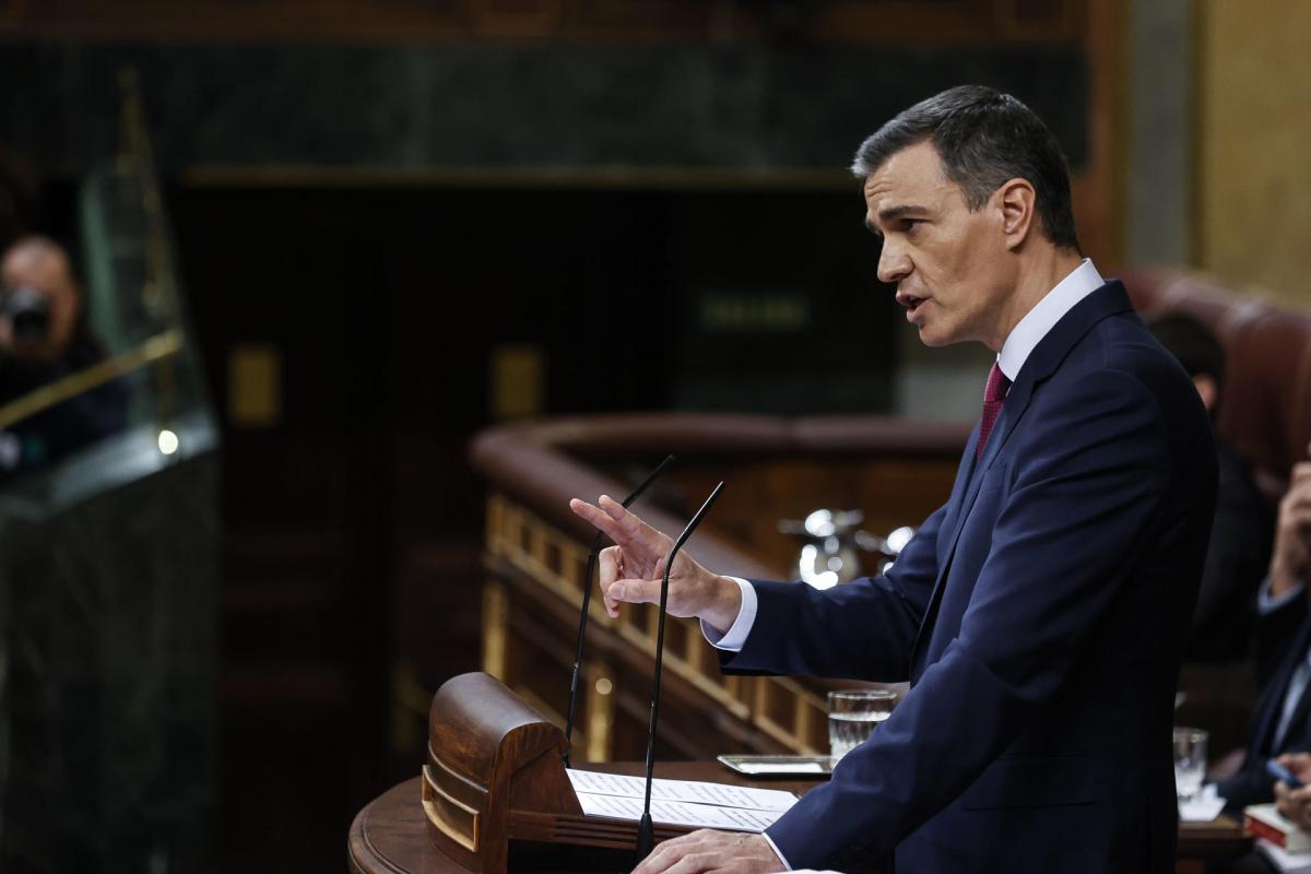 El presidente del Gobierno en funciones, Pedro Sánchez, se dirige a la Cámara en el primer día de su debate de investidura para exponer su nuevo programa de Gobierno y pedir la confianza a la Cámara para revalidar su mandato en la Moncloa, este miércoles, en Madrid.