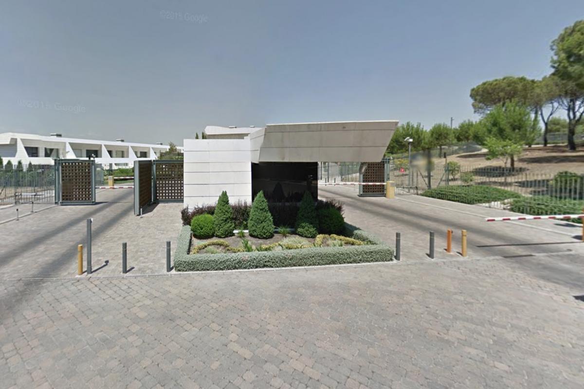 Acceso a La Finca, la urbanización más exclusiva de Madrid