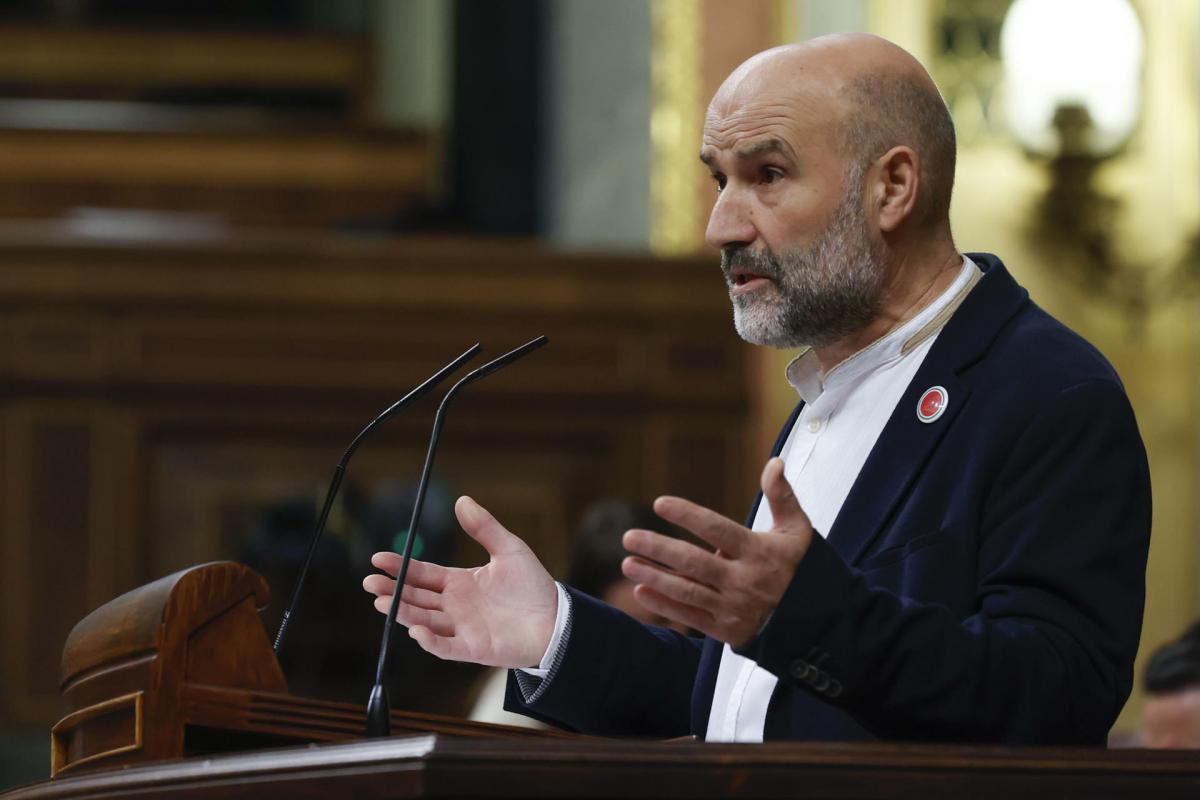 El portavoz del BNG, Néstor Rego, durante su intervención en el Congreso en la segunda jornada del debate de la investidura. este jueves en Madrid. El secretario general del PSOE, Pedro Sánchez, previsiblemente, logrará ser reelegido presidente del Gobierno tras superar la investidura con el apoyo de 179 diputados.