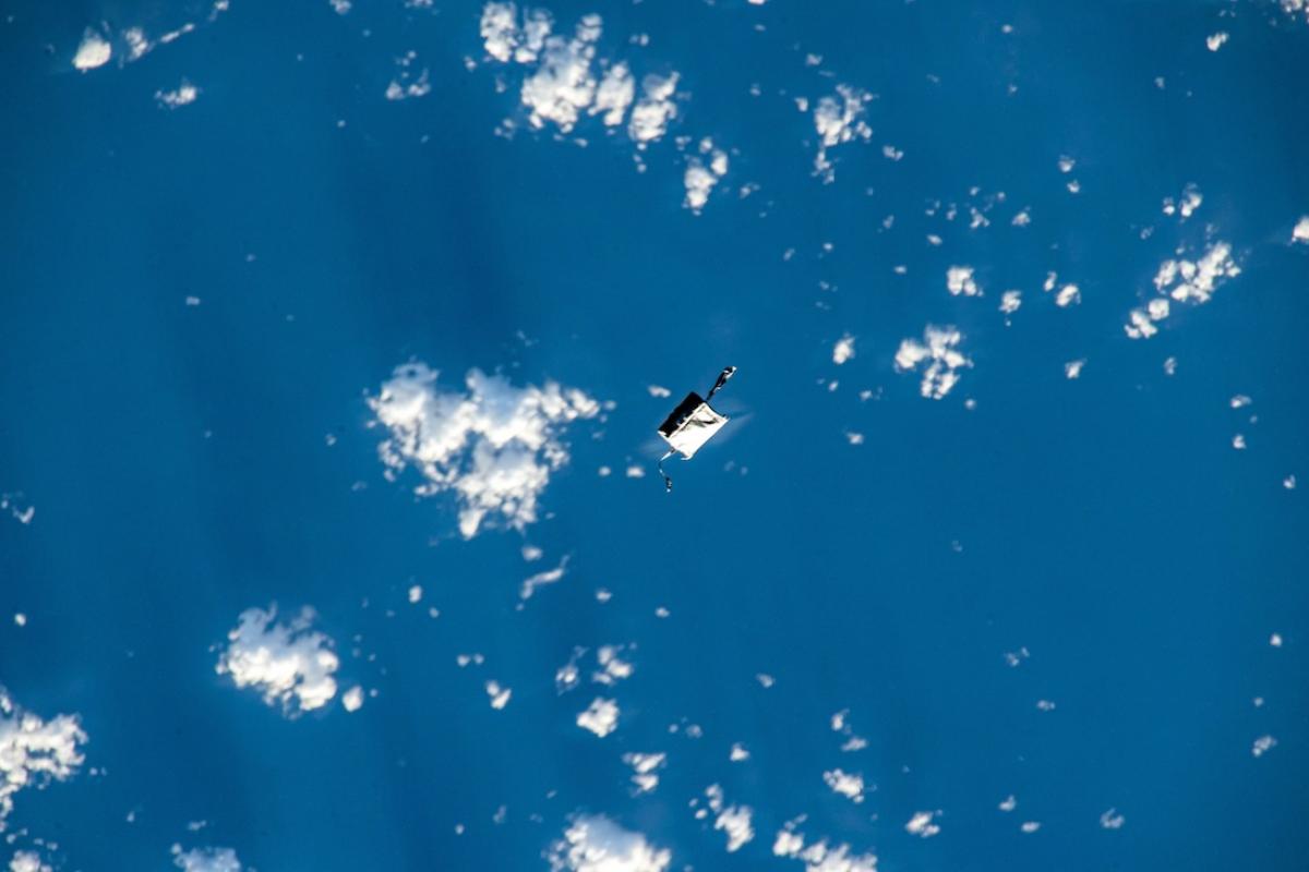 La bolsa de herramientas que se perdió en la Estación Espacial Internacional flotando en el espacio