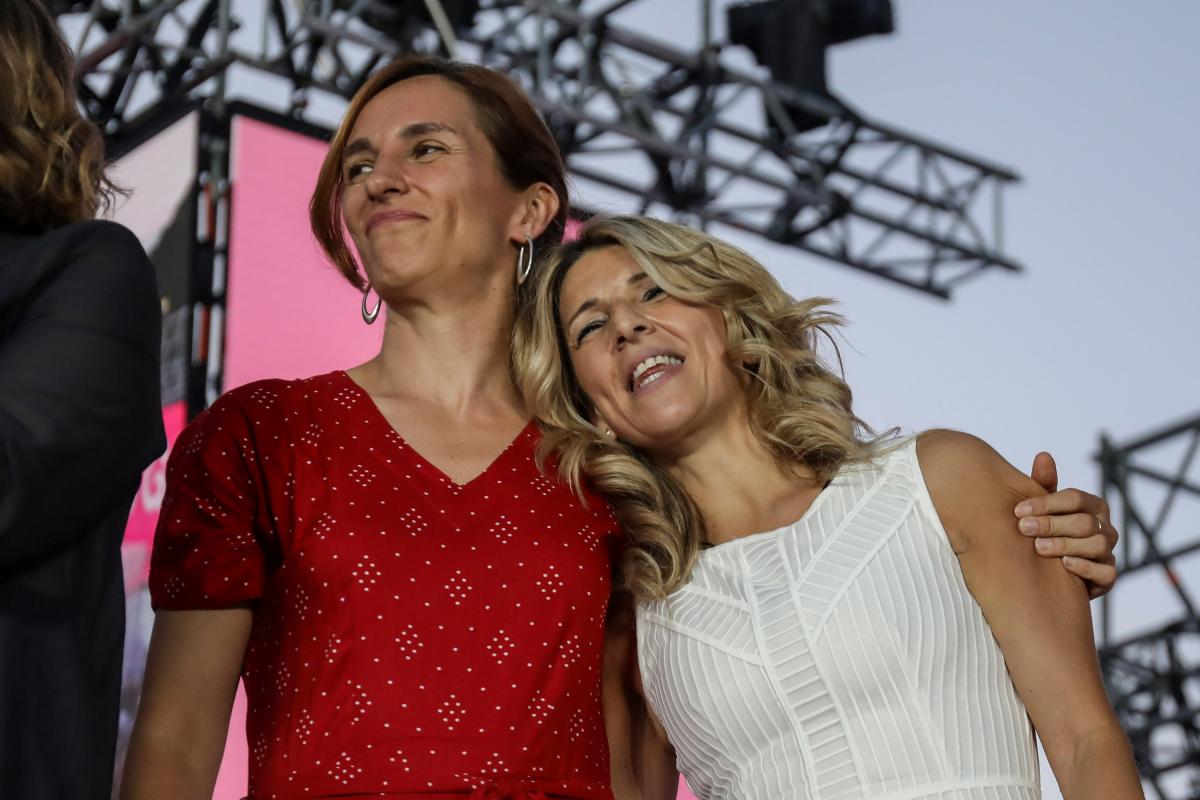 Mónica García junto a Yolanda Díaz.