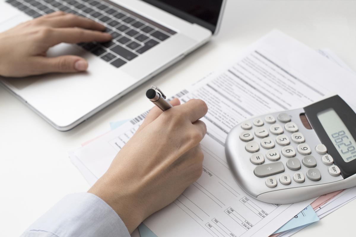 Una persona echando cuentas.