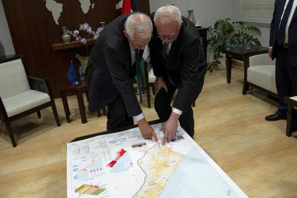 Borrell analiza un mapa de la zona junto al ministro de Exteriores palestino