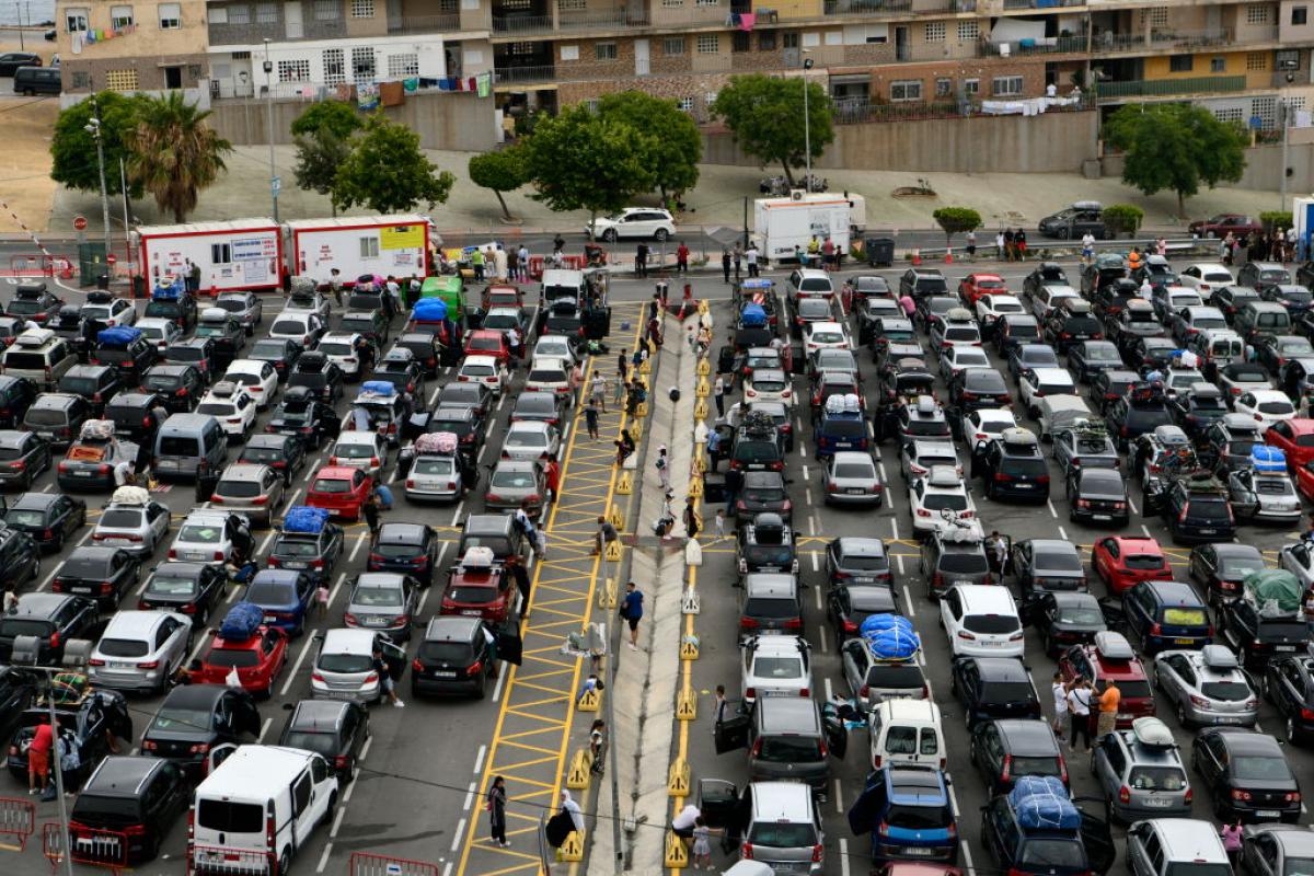 Colas de vehículos en el paso fronterizo del Tarajal, en Ceuta.
