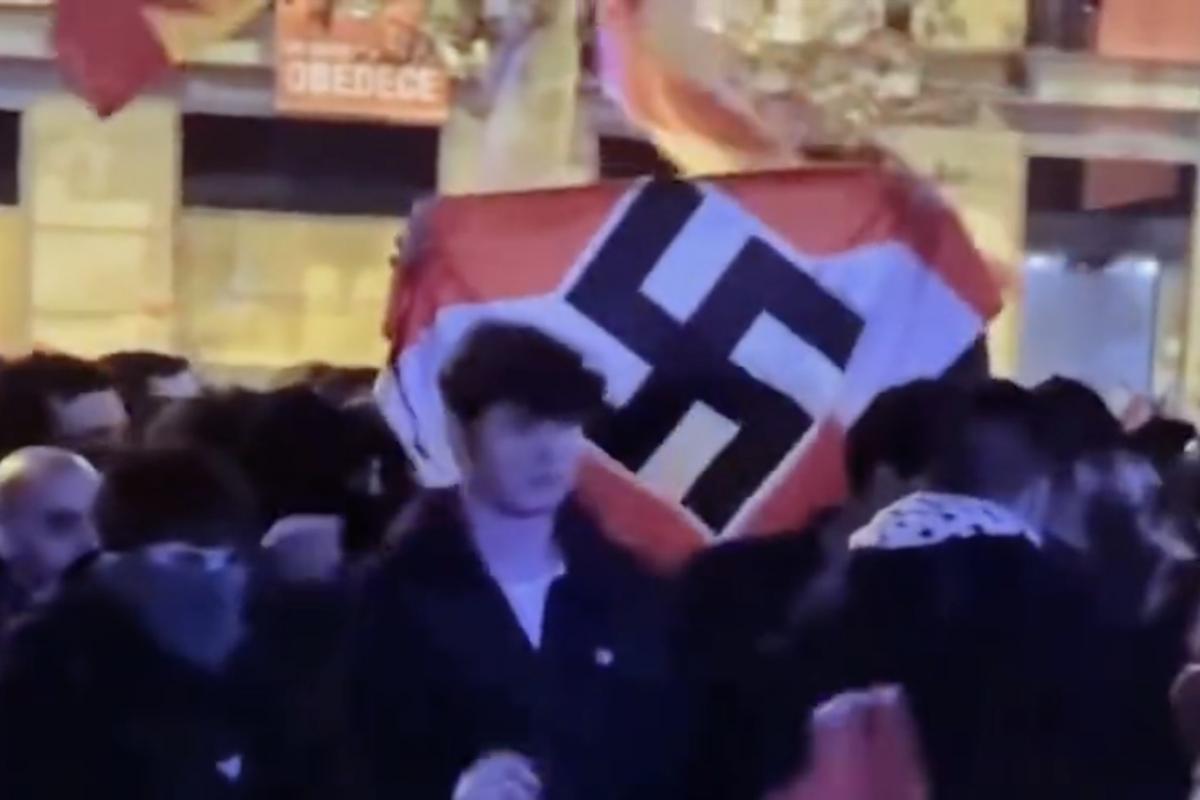 La bandera con simbología nazi que se ha visto en las protestas de Ferraz.