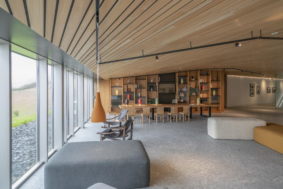 La biblioteca del Parador de Costa da Morte con espectaculares vistas al mar.