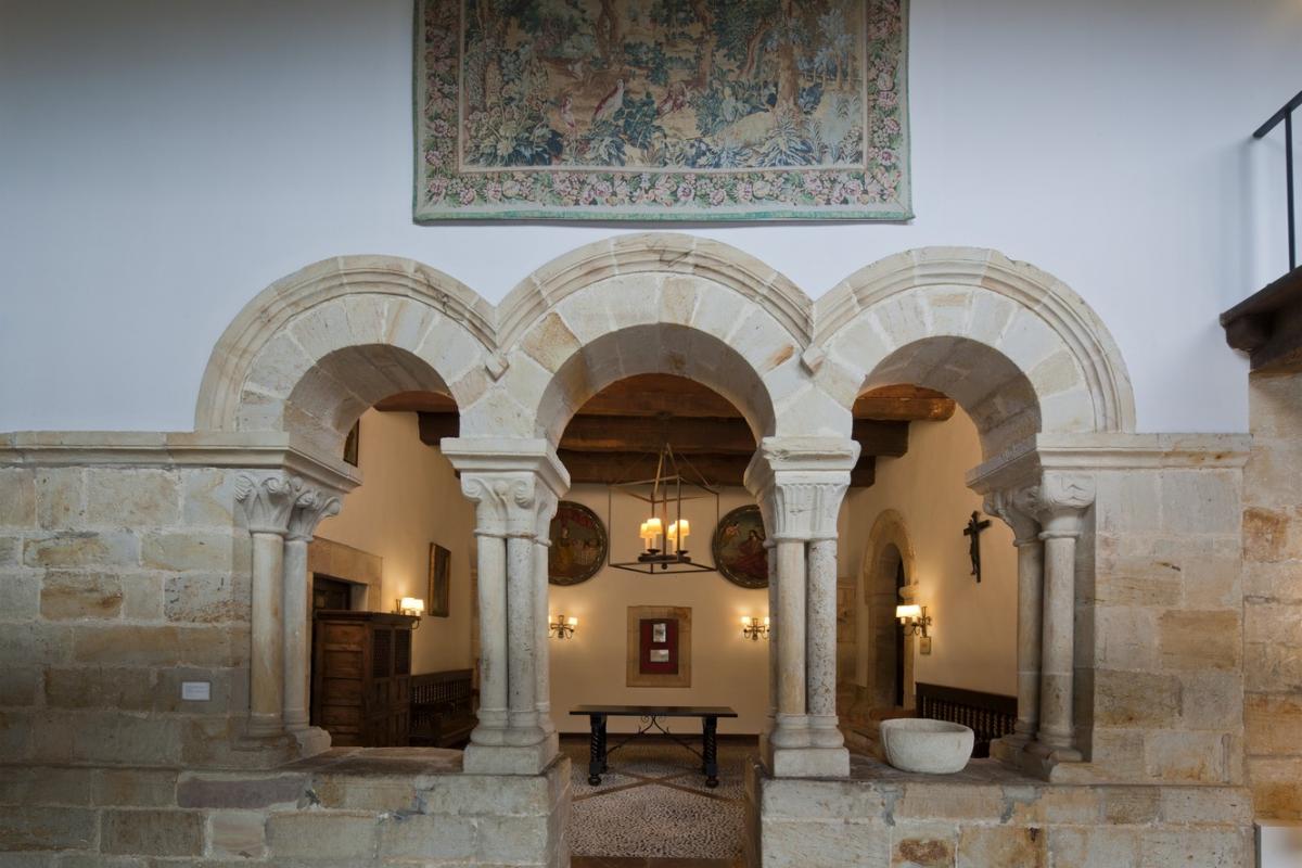 La iglesia románica del Parador de Cangas.