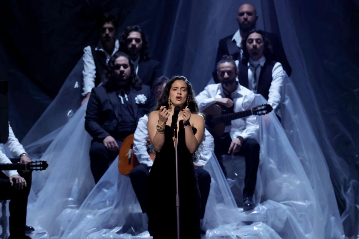 Rosalía, durante su actuación en los Latin Grammy 2023 en Sevilla.