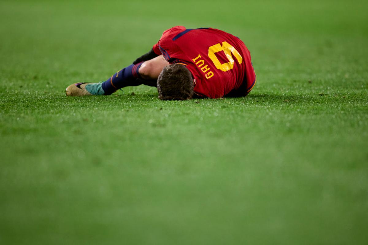 Gavi, se duele en la rodilla después de lesionarse en el España - Georgia.