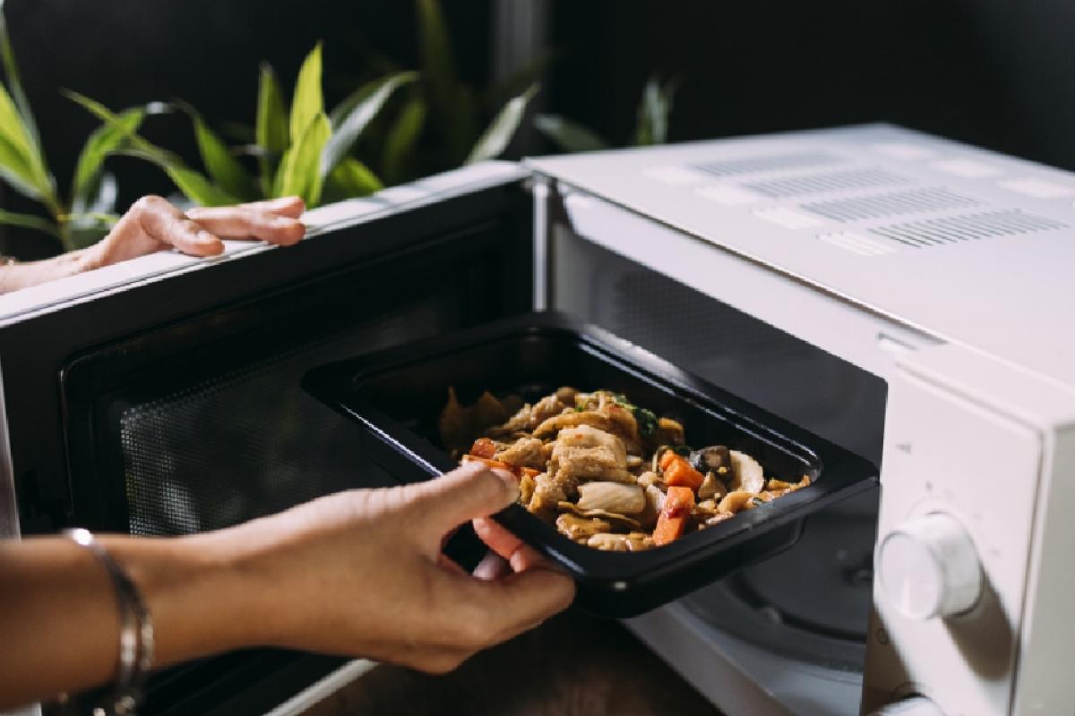 Persona usando el microondas