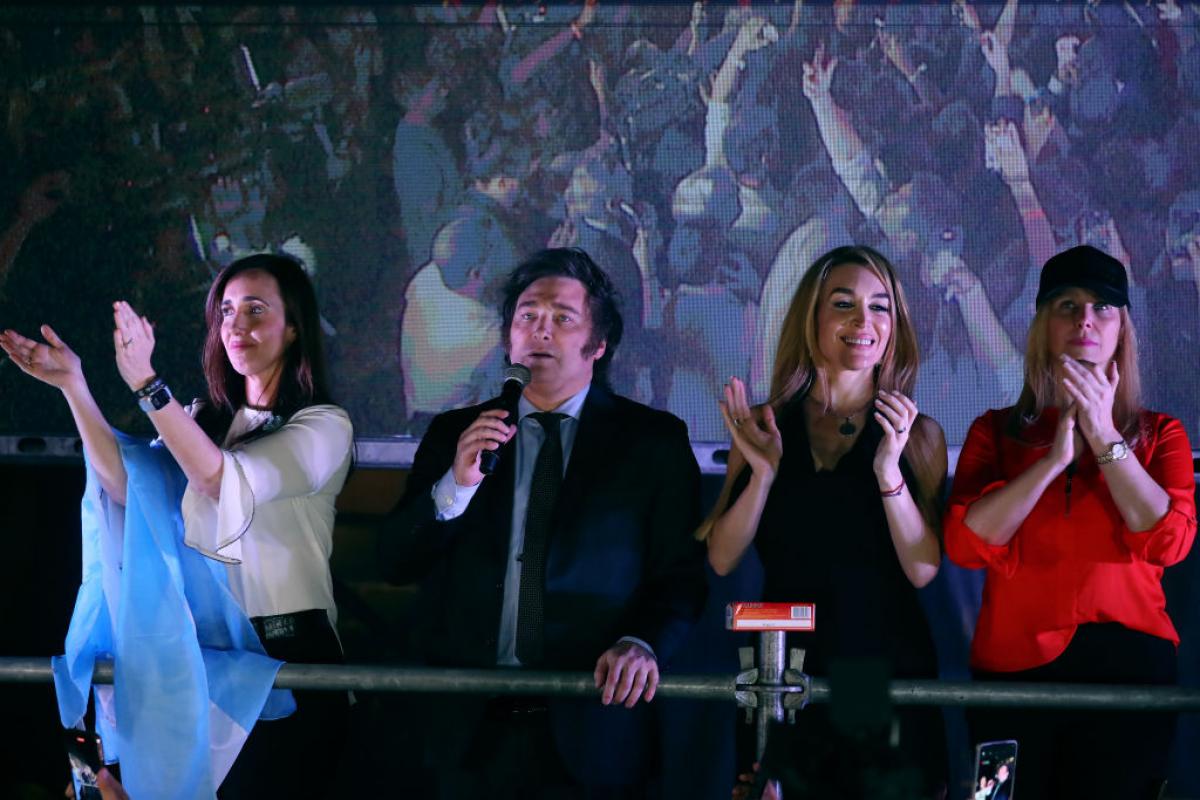 Javier Milei, nuevo presidente de Argentina, rodeado de su séquito femenino.