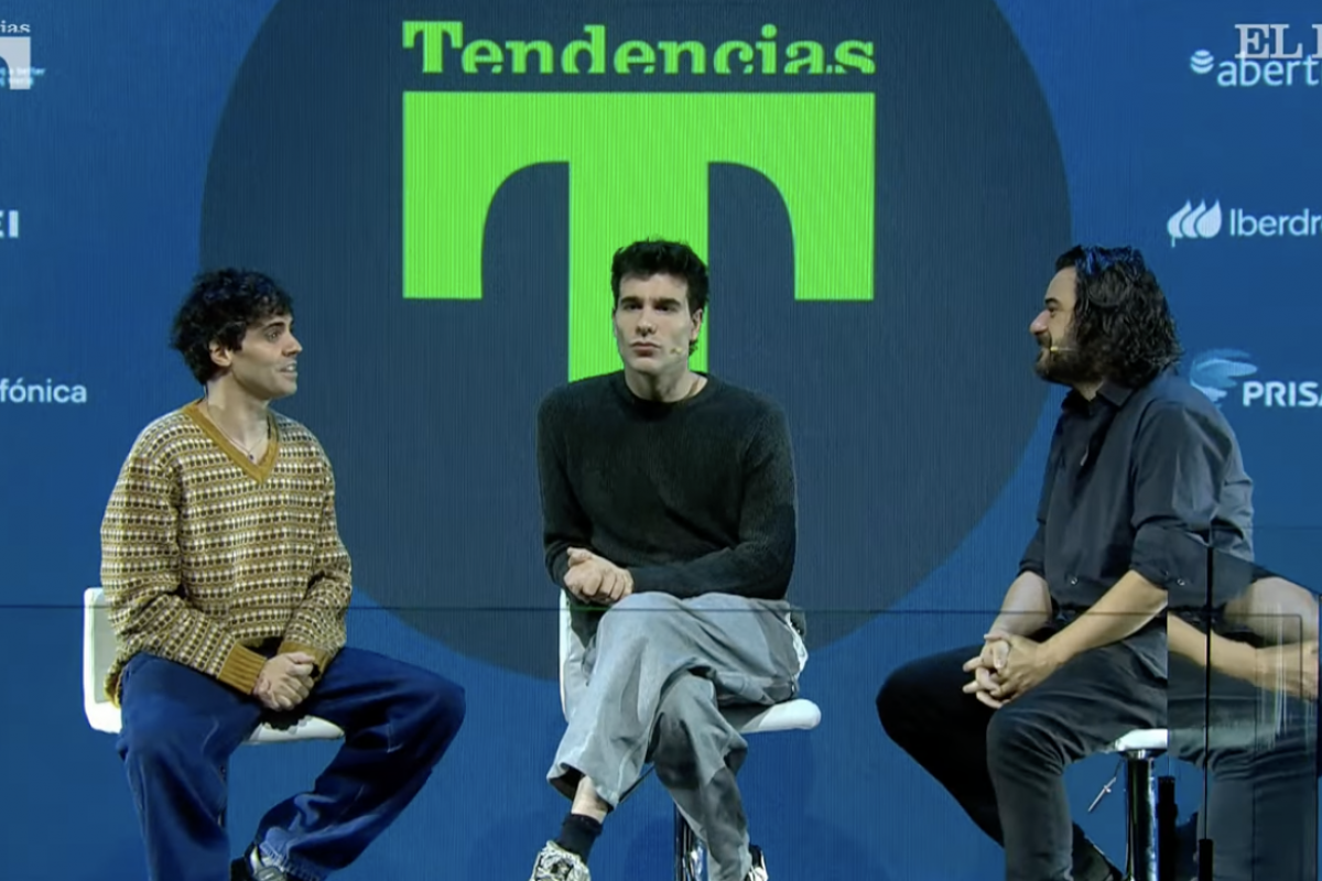 Los Javis, junto a Manuel Jabois en el espacio Tendencias, el nuevo proyecto editorial de 'El País'.