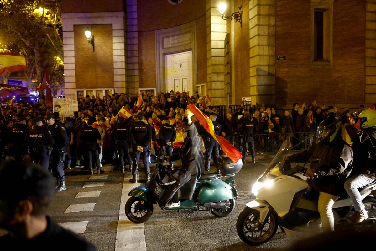 Nueva manifestación contra la amnistía  frente a la sede del PSOE en la calle Ferraz.
