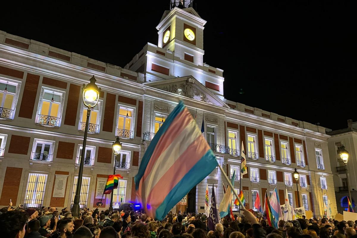 Banderas Trans y LGTBI frente a la Puerta del Sol.