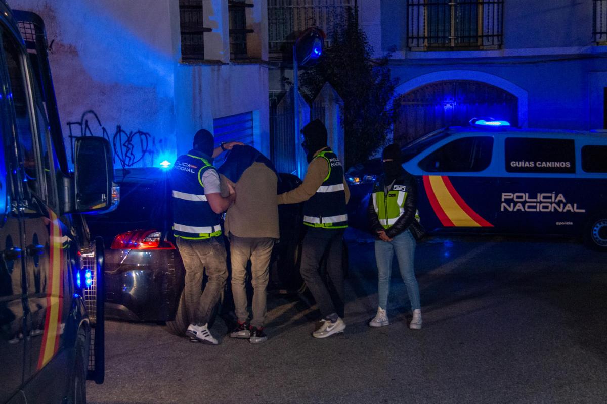 Efectivos de la Policía Nacional registran este martes una vivienda del centro de Lanjarón (Granada) junto a uno de los dos detenidos en este municipio por su presunta relación con el atentado contra el cofundador de Vox y exdirigente del PP, Alejo Vidal-Quadras, el pasado 9 de noviembre.