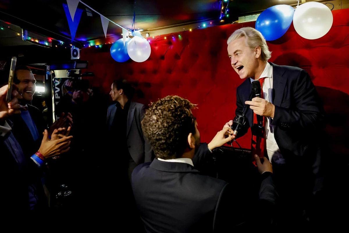 El candidato de ultraderecha, Geert Wilders, celebra la victoria que le otorgan las encuestas a pie de urna en las elecciones de Países Bajos.