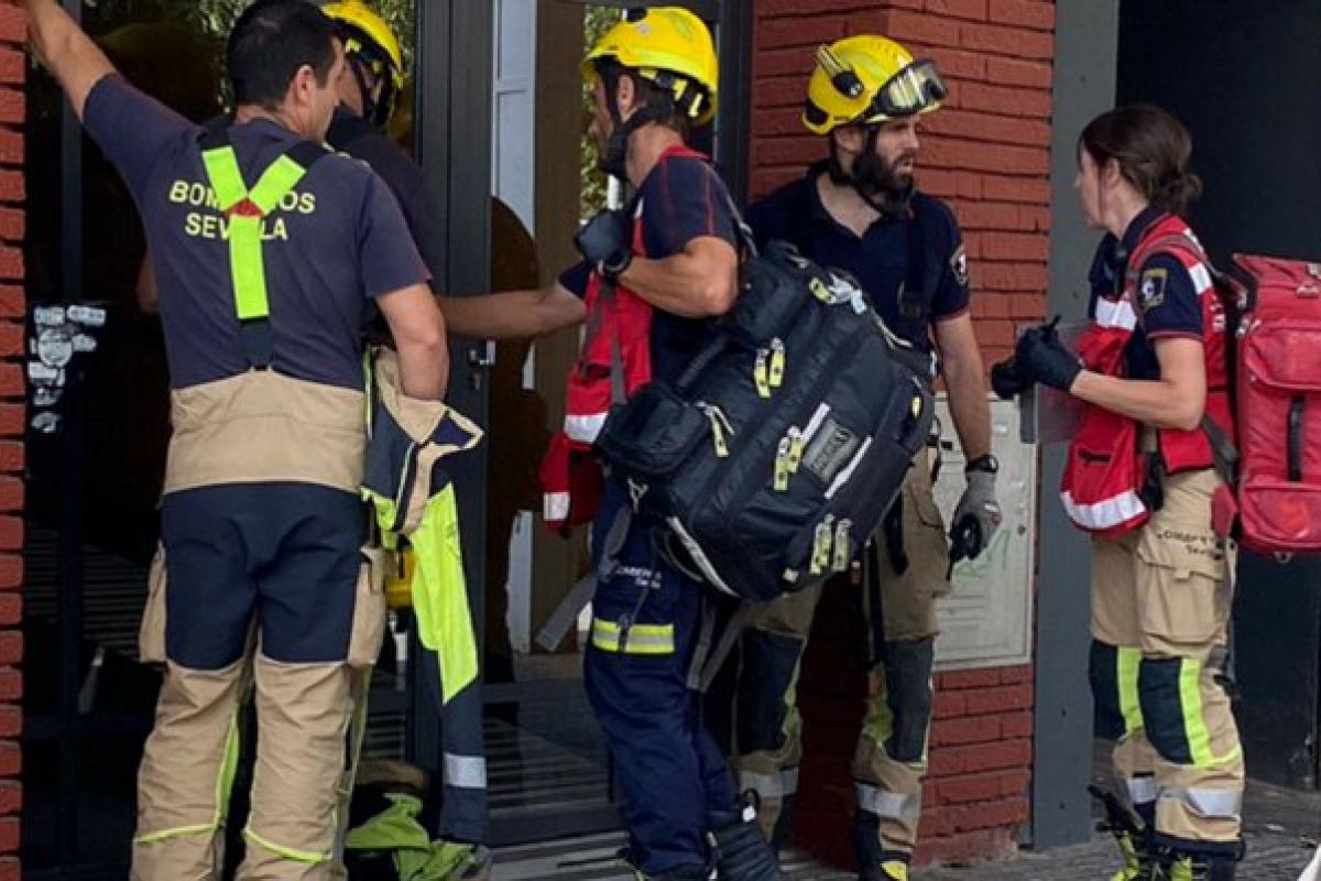 Los bomberos procedieron a la extinción del fuego originado en una vivienda hispalense del barrio de Los Remedios.