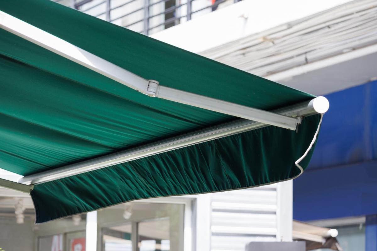 Toldo verde.