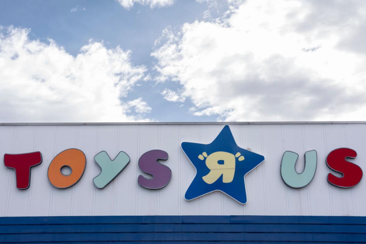 Fachada de una de las tiendas que tiene Toys R Us en España.