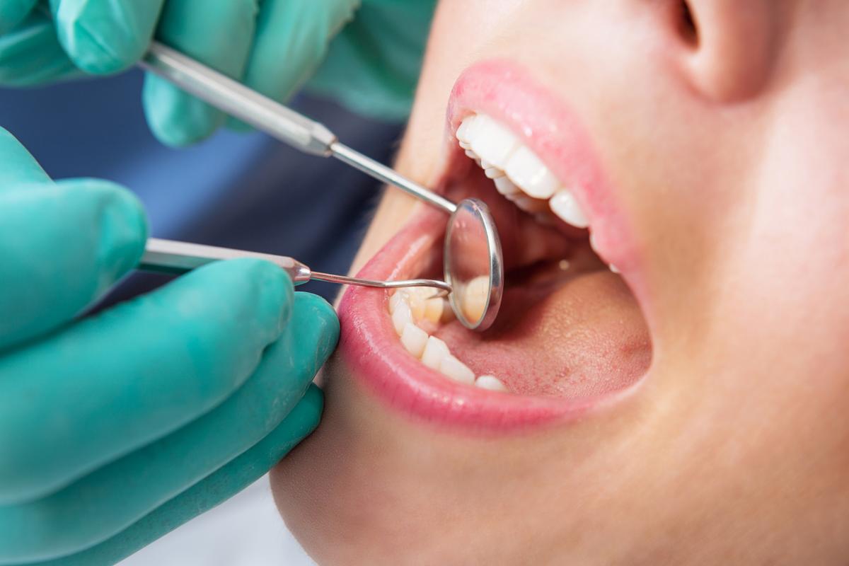 Imagen de archivo de un dentista revisando a un paciente.