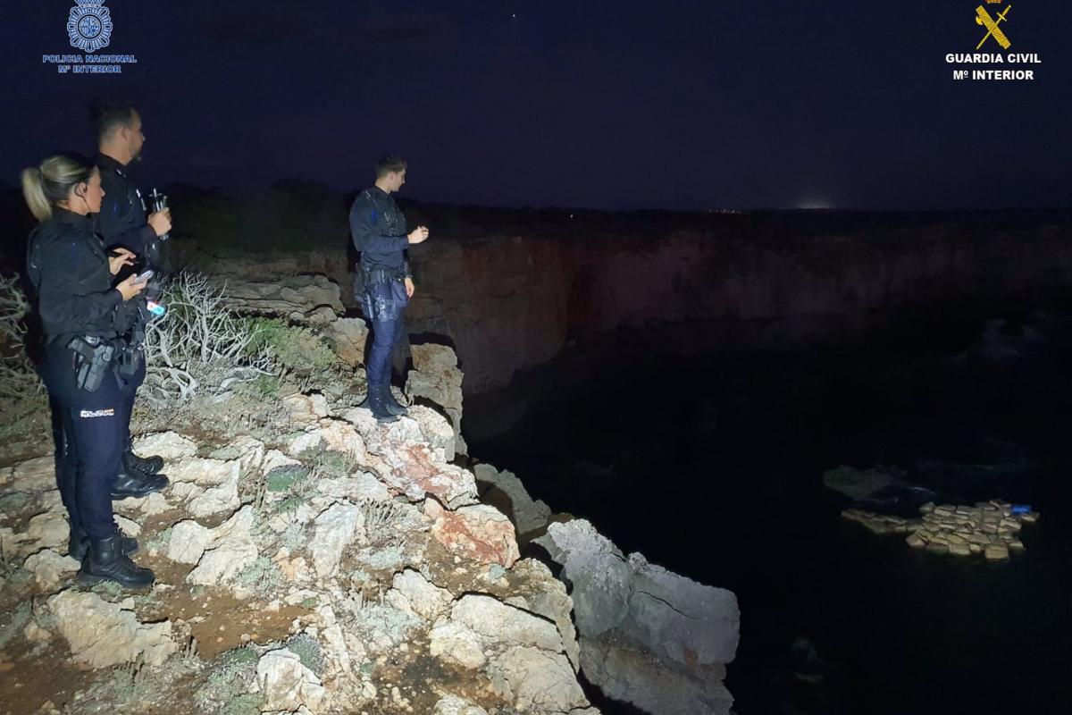 Los fardos de hachís incautados entre las playas de Son Saura y Son Bou.